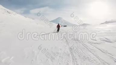 滑雪者在阳光明媚的日子里徒步旅行，在戈普罗英雄8黑拍摄，在堪察加的自由之旅拍摄框架